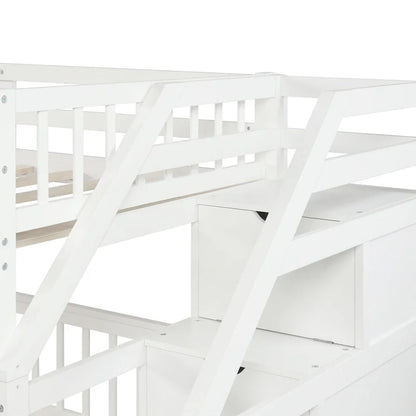 Lit mezzanine double sur lit double en bois avec escalier, balustrades hautes et échelle