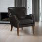 Fauteuil d'appoint dossier haut en similicuir marron, accoudoirs inclinés, une place