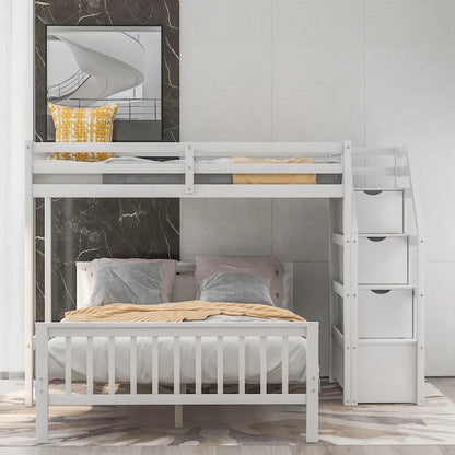 Lit mezzanine double sur lit double en bois avec escalier, balustrades hautes et échelle