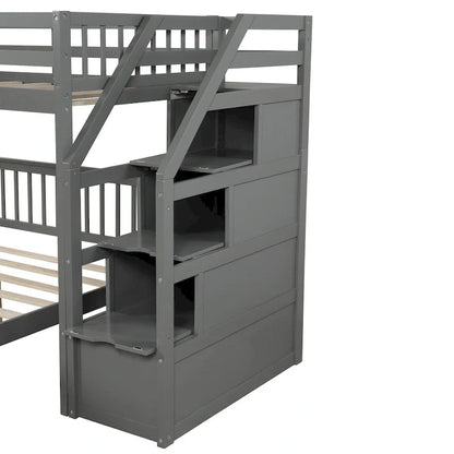 Lit mezzanine double sur lit double en bois avec escalier, balustrades hautes et échelle