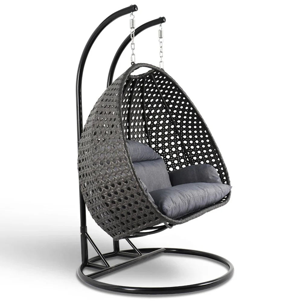 LeisureMod Fauteuil suspendu œuf 2 places avec support - Balançoire / hamac de patio en rotin osier pour extérieur/intérieur avec coussins